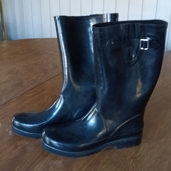 Tall Black True Craft Rain Boots. Size 9 - Picture 2 of 8